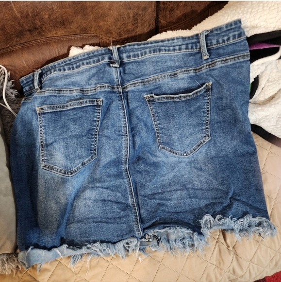 🍂Forever 21 denim distressed skirt 20 - Picture 3 of 3